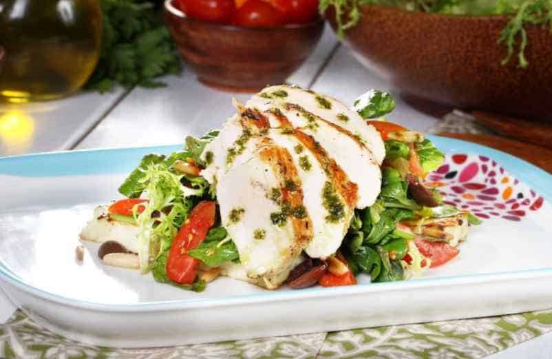 Salade de poulet blanc, légumes frais et huile d'olive Moringa and Co Salade de poulet blanc, légumes frais et huile d'olive Moringa and Co